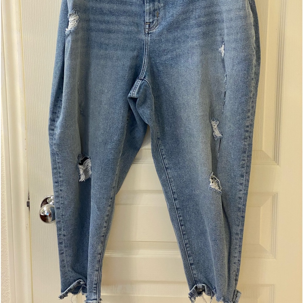 Distressed Boyfriend Ankle Jeans
